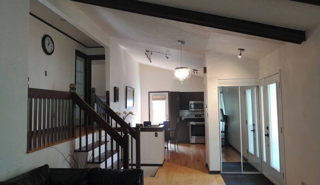 Cozy 4-bdrm bungalow with fireplace in Saint-Bruno/National Park/Ski/Spa Forëna in Saint-Bruno-de-Montarville