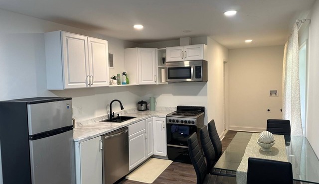 Cozy 2BR Basement Apartment with private entry in charming Silver Spring with AC in Silver Spring