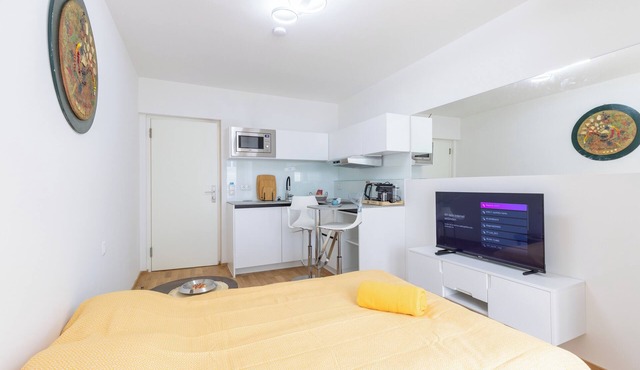 Cozy 2BR Getaway w/Balcony 3Km to City by Tram Dog Friendly in Wien