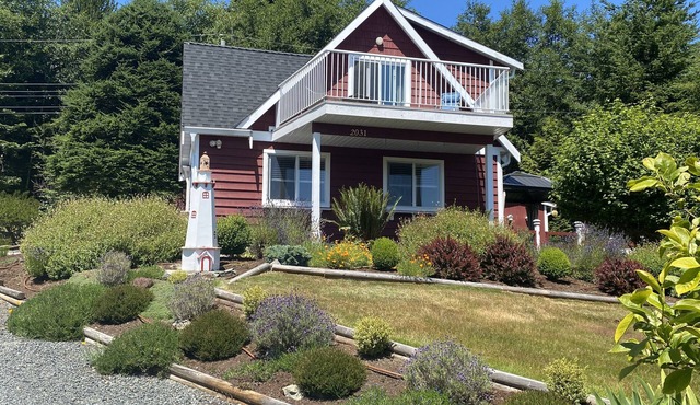 Cozy and Private West Coast Home in Sooke