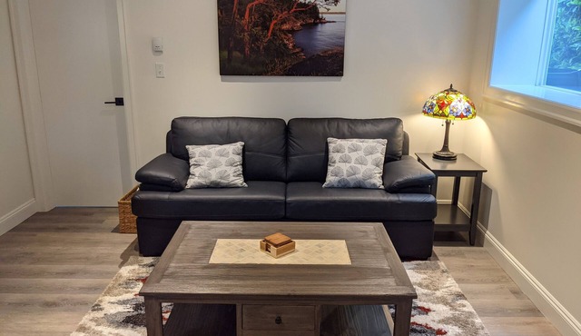 Cozy and quiet one bedroom suite walking distance to the ocean. in Sidney