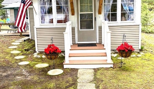 Cozy Bear Cottage with adorable Lake and Bear décor, 25 mi S. of Mackinaw City in Alanson
