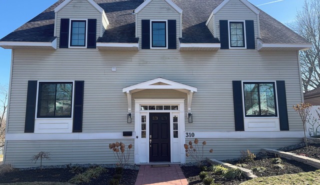 Cozy riverside 1-bedroom retreat in uptown Maumee! in Maumee