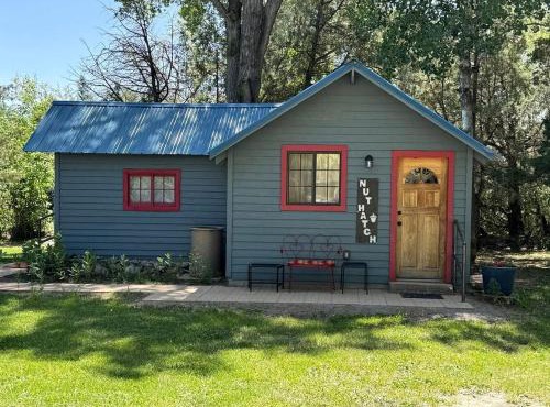 Cozy Rustic Cabin with Riverside Patio on the Pecos River – Pecos, New Mexico in Pecos