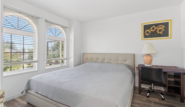 Deer Lake Suite Rooms 201 + 203 in Burnaby Metrotown area near Skytrain and shop in Burnaby