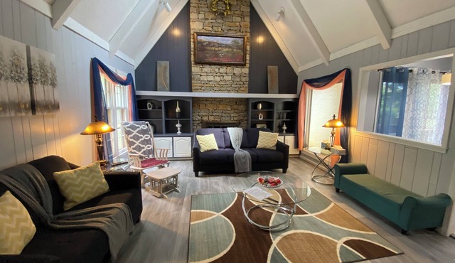 Delightful 7-bedroom house with AC in Overland Park in Overland Park
