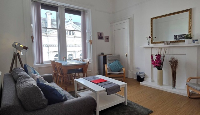 Delightful Old Town Apartment 5 minutes walk from Royal Mile & Edinburgh Castle in Edinburgh