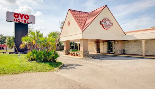 Deluxe King Bed | Dundee in Dundee FL