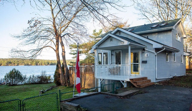 Dog Friendly 3 bedroom Lake House. Fenced Yard in Mount Uniacke
