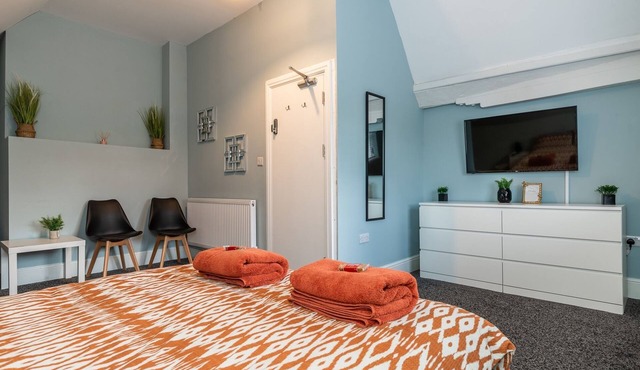 Double bedroom 1 with seating and work space in Castle Donington