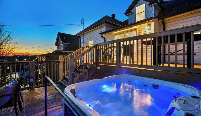 Downtown Bristol Hot Tub Sleeps 9 Near Hard Rock Pets Welcome in Bristol