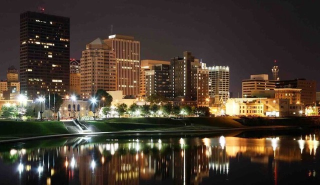 DOWNTOWN WATERFRONT | FAST WIFI + FREE PARKING in Dayton