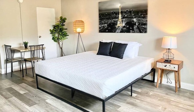 DOWNTOWN WATERFRONT | KING BED | FREE PARKING in Dayton
