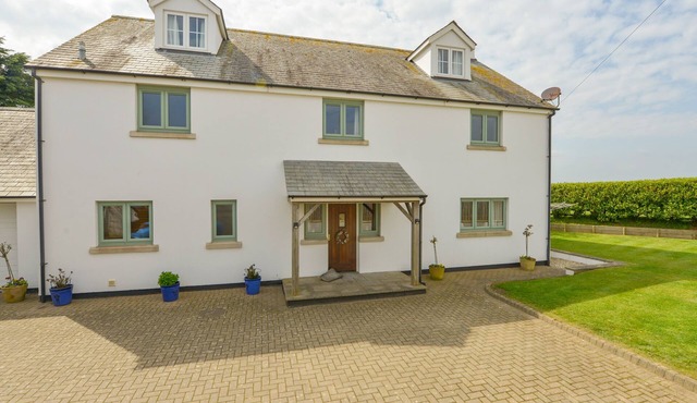 DUFFIELD, pet friendly, luxury holiday cottage in St Ann's Chapel in Kingsbridge