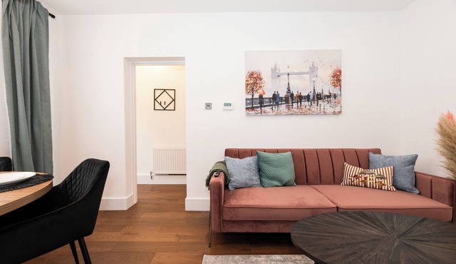 Elegant 2BR Home | C. London Links | Own Entrance in London