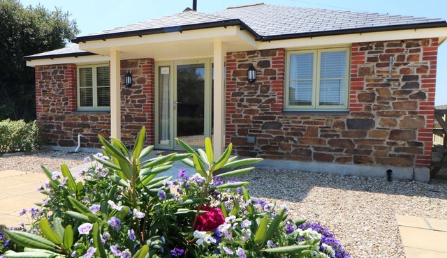 ELM COTTAGE, pet friendly, with a garden in Tregony in Truro