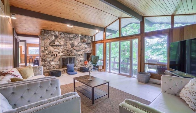 Entire kawartha lakes cottage with hottub in Kawartha Lakes