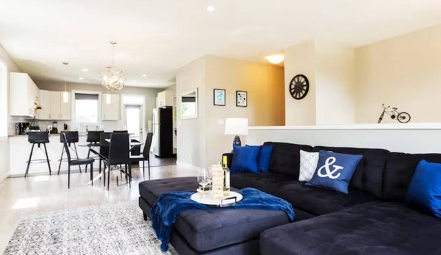 Executive Home - Long Stays - Garage - WiFi & NFLX in Edmonton