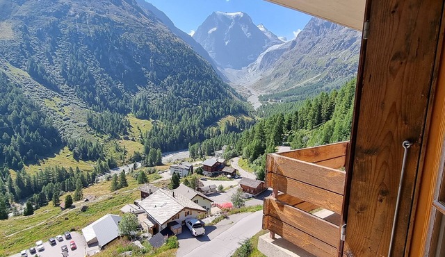 Facing the mountains in Evolène
