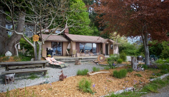 Family & pet friendly, homey beachfront Cottage, Halfmoon Bay, Sunshine Coast in Halfmoon Bay