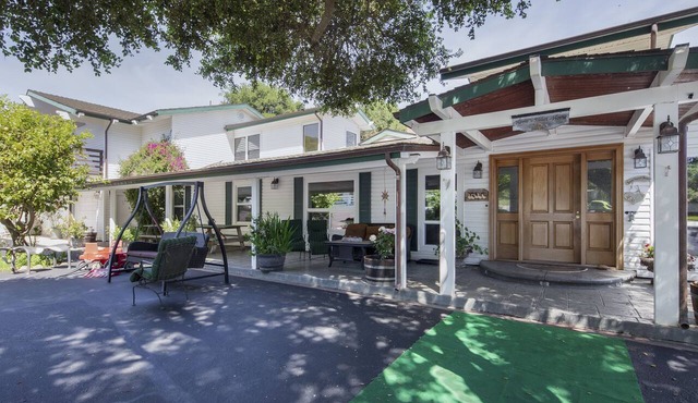 Fantastic Vacation Retreat, Family Reunions , and Private Pool! in Salinas