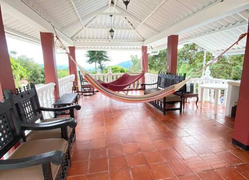 Finca privada con excelente clima, rio natural, wifi y piscina in Cachipay