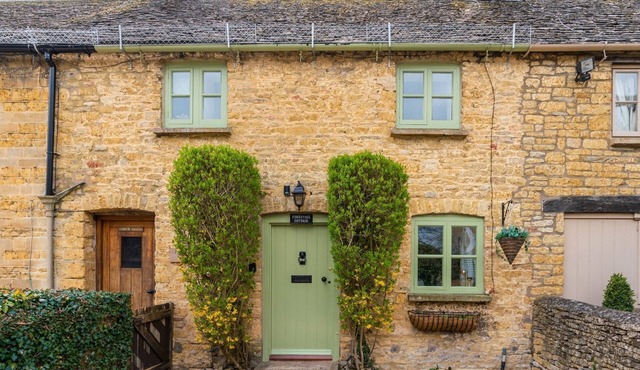 Forsythia Cottage - sleeps 3 guests in 2 bedrooms in Bourton-on-the-Water