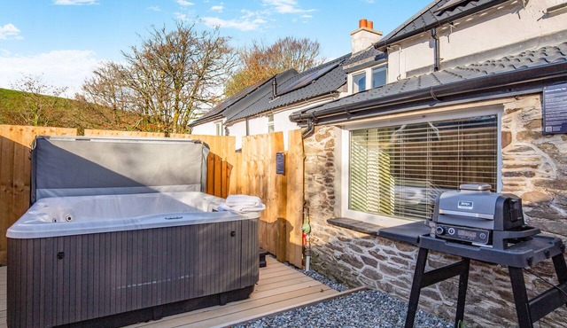 Four-bedroom cottage for up to eight guests, with Wi-Fi, Netflix-ready TV, private garden, Ninja BBQ, EV charging and a hot tub for relaxing in style. Up to three dogs are welcome to enjoy the space too. in Cornwall
