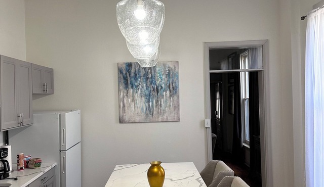 Gorgeous apt marble bath & kit 2 min from downtown 5 min to Dayton university in Dayton