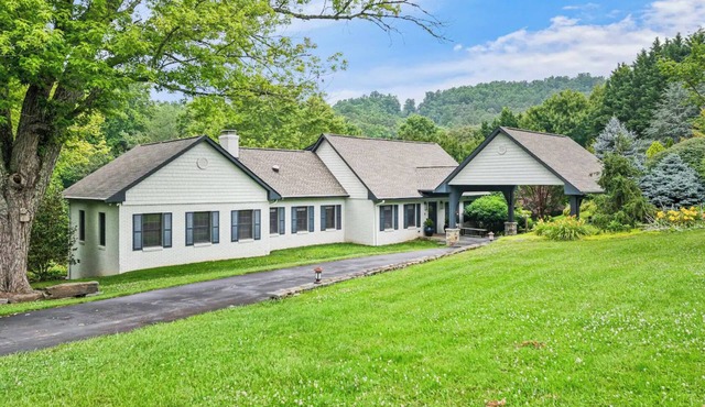 Group Estate with Pool & Hot Tub in Fairview