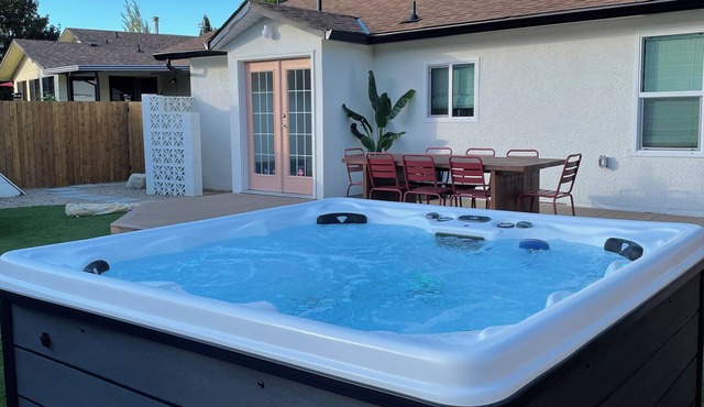 Gyro Beach home, Okanagan lake, HOT TUB, fire pit, outdoor shower. 3 bedrooms. in Kelowna