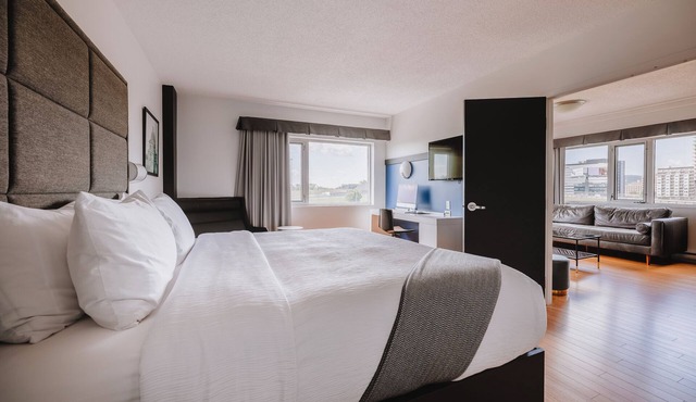 Hôtel Le Dauphin Montréal - Longueuil in Longueuil