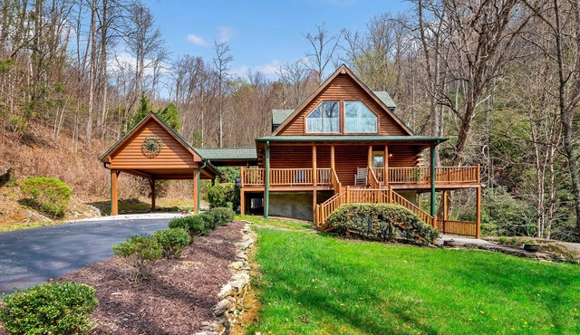 Hidden Falls Cabin -Waterfall, Hot Tub, Private! in Hendersonville