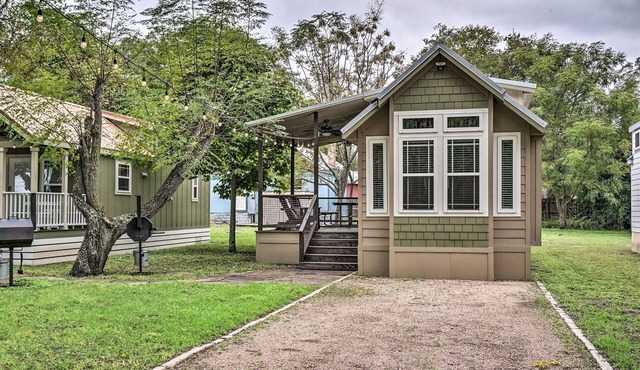 Hip Cabin w/Deck by San Marcos River! in Martindale