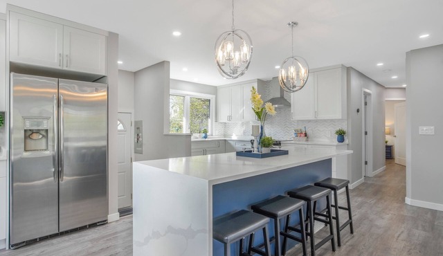 Home in Rivervalley!5 Bed 3 FULL Bathrms! AC!Fenced yard. Sleeps 10.BBQ!King bed in Edmonton
