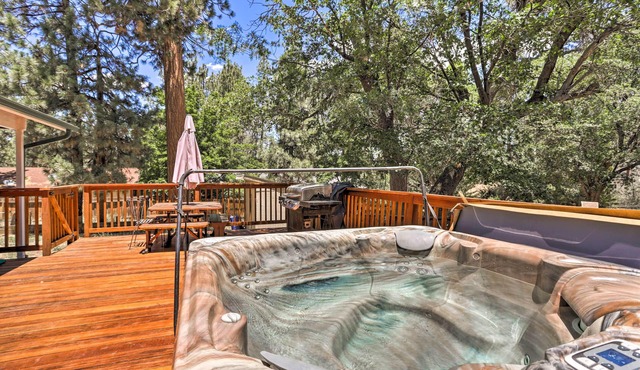 Hot Tub & Deck: Big Bear Gem Near Resorts! in Big Bear