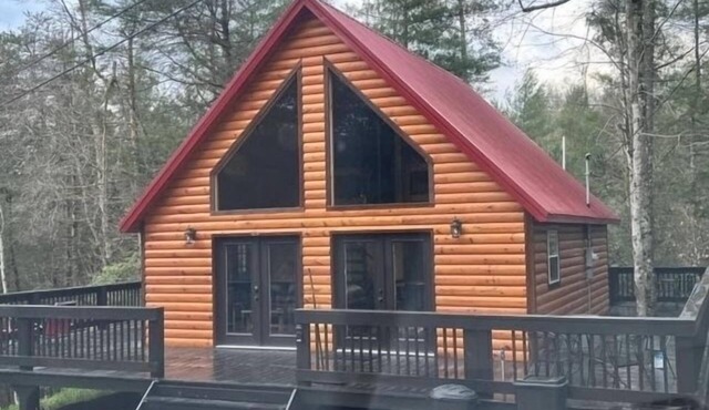 Hot tub, WiFi, fire pit, Red River Gorge, Natural Bridge. Easy parking lot! in Campton