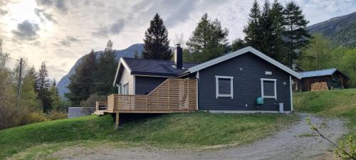 Hus i flott natur in Skjaak