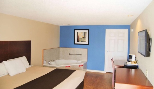 King Jacuzzi Suite near Ohio Valley Mall | Free Breakfast & Free Parking in Saint Clairsville