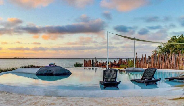 Lagoon-front studio with water access, infinity pool, & AC in Placencia
