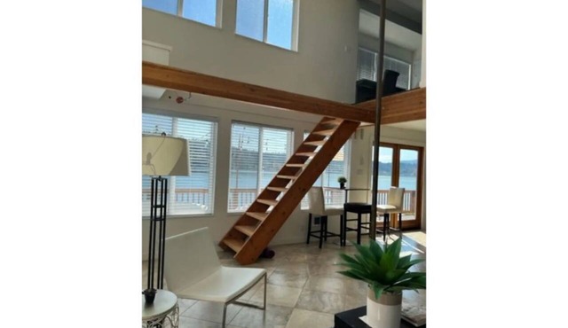 Lakefront & private beach in Redmond