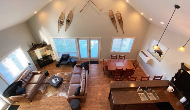 Large Condo Mountain View 5 bed 2.5 bath in Radium Hot Springs