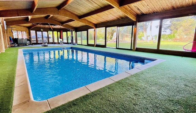 Large House nr West Wittering Beach, Indoor Pool. Sleeps 17 in Birdham