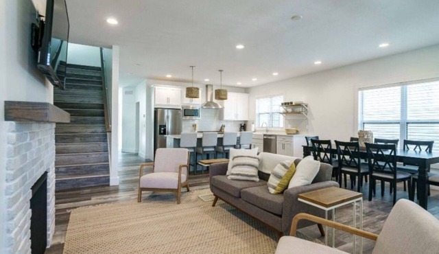 Legacy II- Walk to Notre Dame. New 6 bedroom 5.5 bathrooms, sleeps up to 14 in South Bend