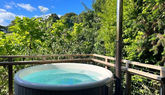 Lower Coombe Royal- Magnolia Lodge with Hot Tub in Devon