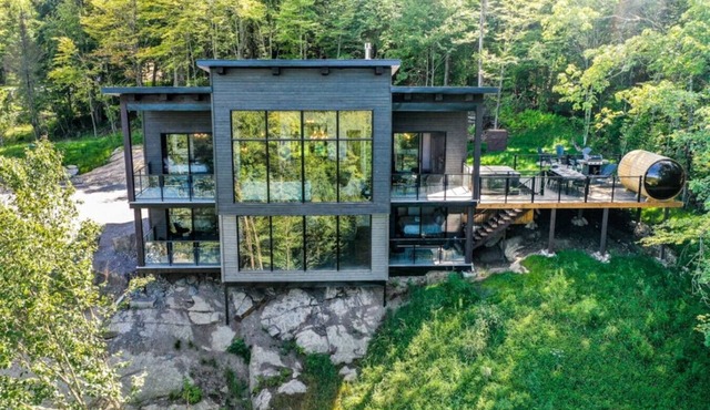 Luxurious Modern Mansion - Private Jacuzzi & Sauna in Les Laurentides