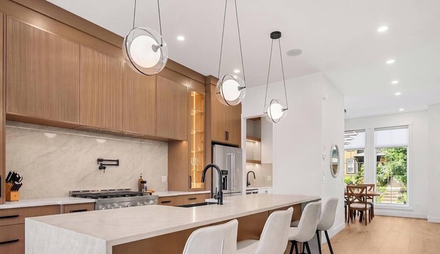 Luxury 3BR/3.5BA - Glass Office - Back Yard/AC in Calgary