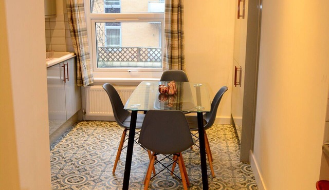 Luxury 4/5 bed 2 bath Victorian London home in London