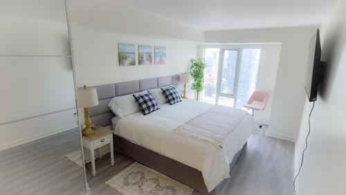 Luxury 42nd Floor Suite at Pantages, Free Parking, Steps to Eaton Centre & Dundas Sq in Toronto