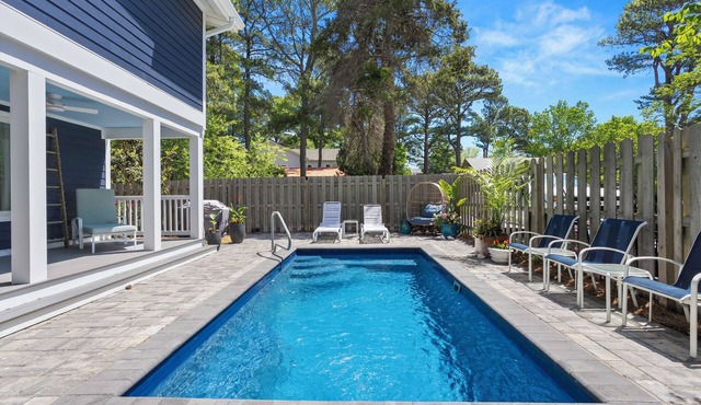 Luxury 6BR-5.5BA, heated pool, firepit, 2 porches, sheets/twls, beach/baby gear in Dewey Beach